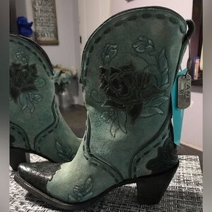 Striking Lane Boots. Size 7.5. Teal/Turquoise colour.